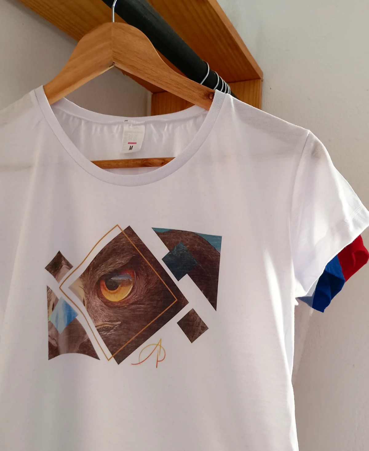 Camisa Foco branca com estampa da águia-serrana, arte original de Amanda Pacifico
